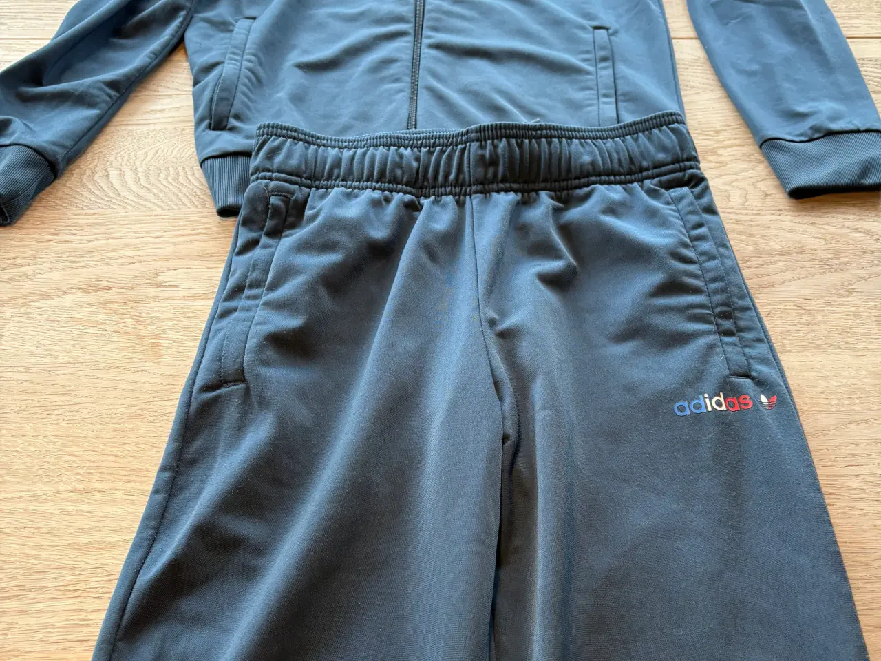 Billede 2 - Adidas træningssæt str 158