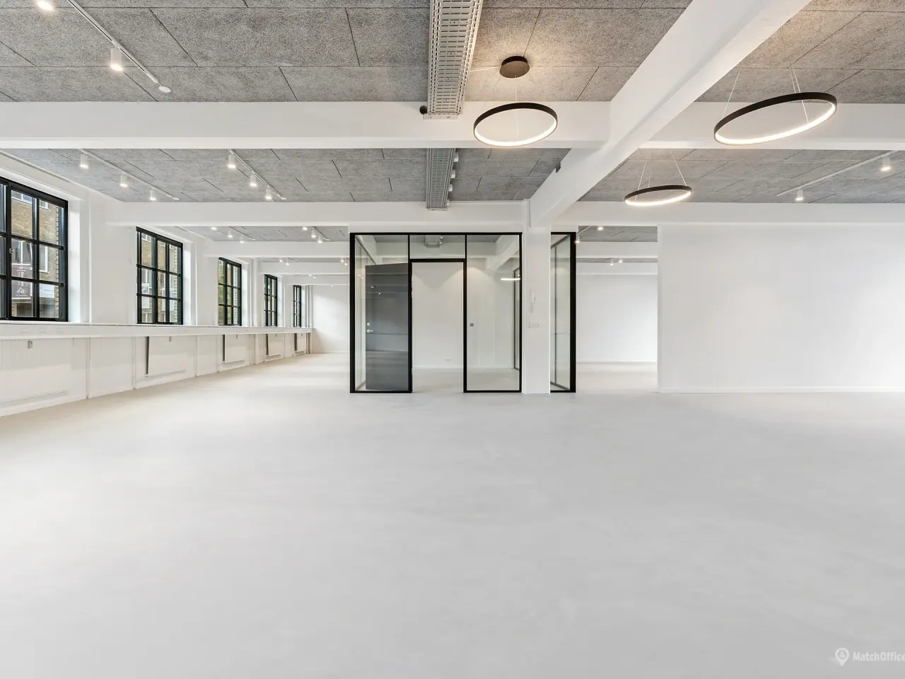 Industrielt kontor med moderne indretning og masser af lys | København ...