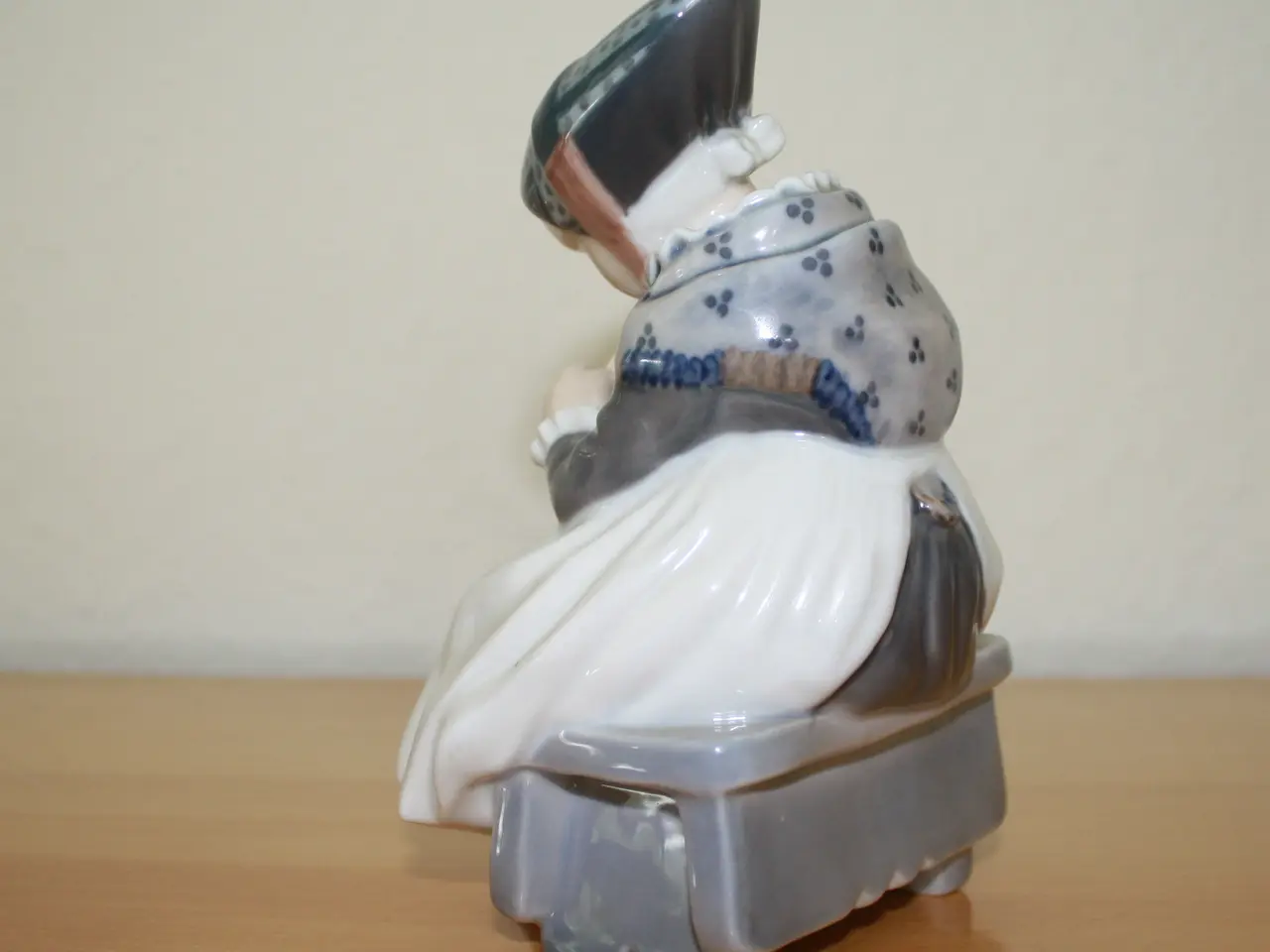 Billede 5 - Amagerpige, figur fra Royal Copenhagen