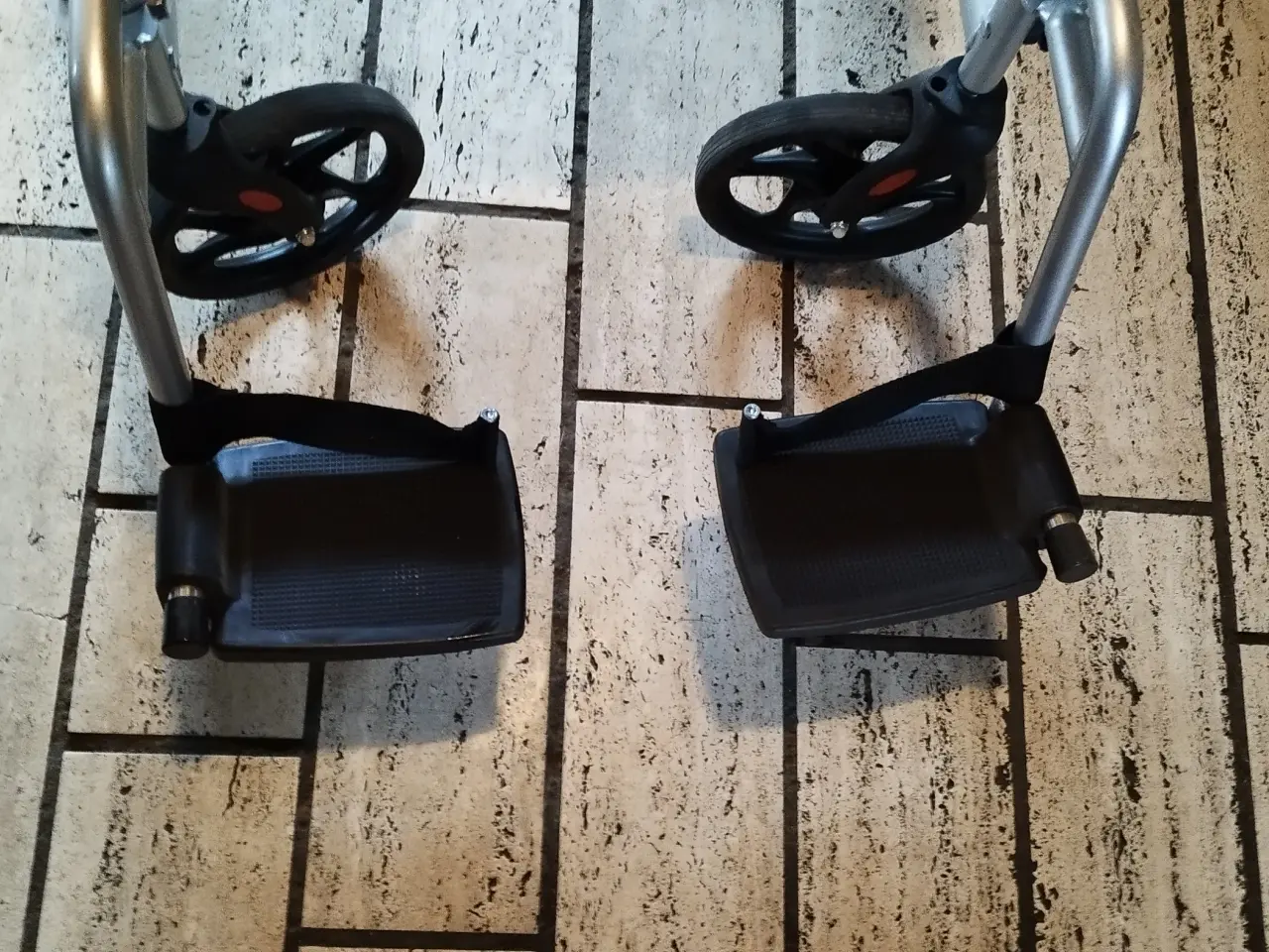 Billede 3 - Kombineret rollator/kørestol