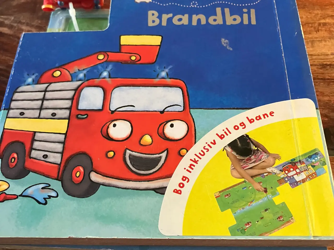 Billede 1 - Bog med brandbil og bane