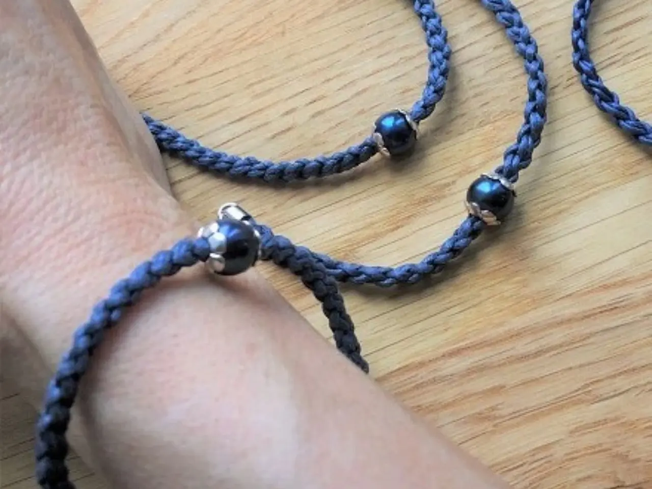 Billede 5 - Flettede armbånd med perler - blå eller brun