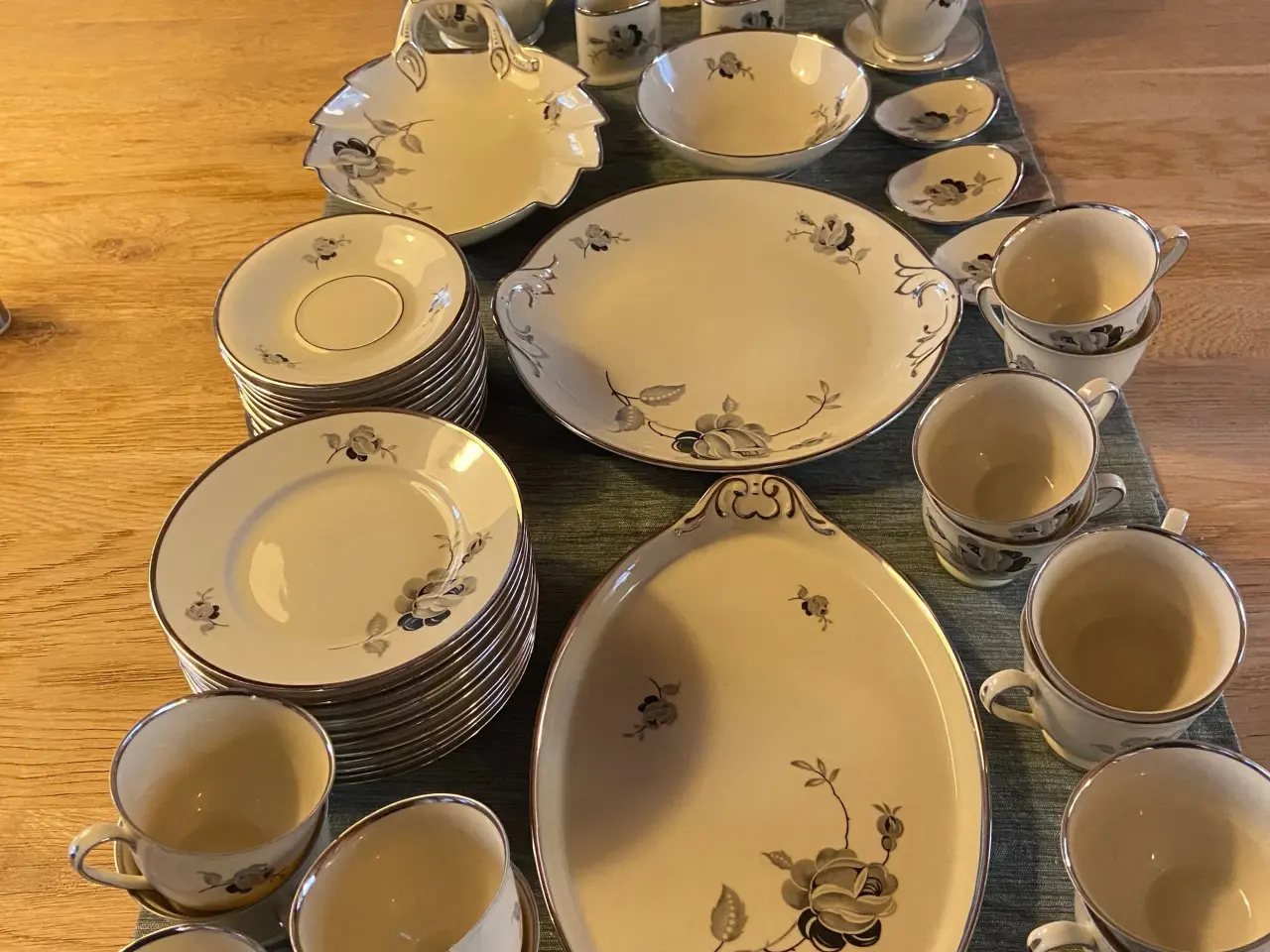 Billede 2 - Kaffestel Sort Rose 51 dele