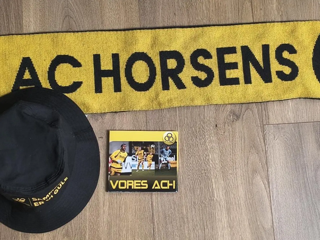 Billede 1 - 3 AC HORSENS FANARTIKLER, I FLOT STAND
