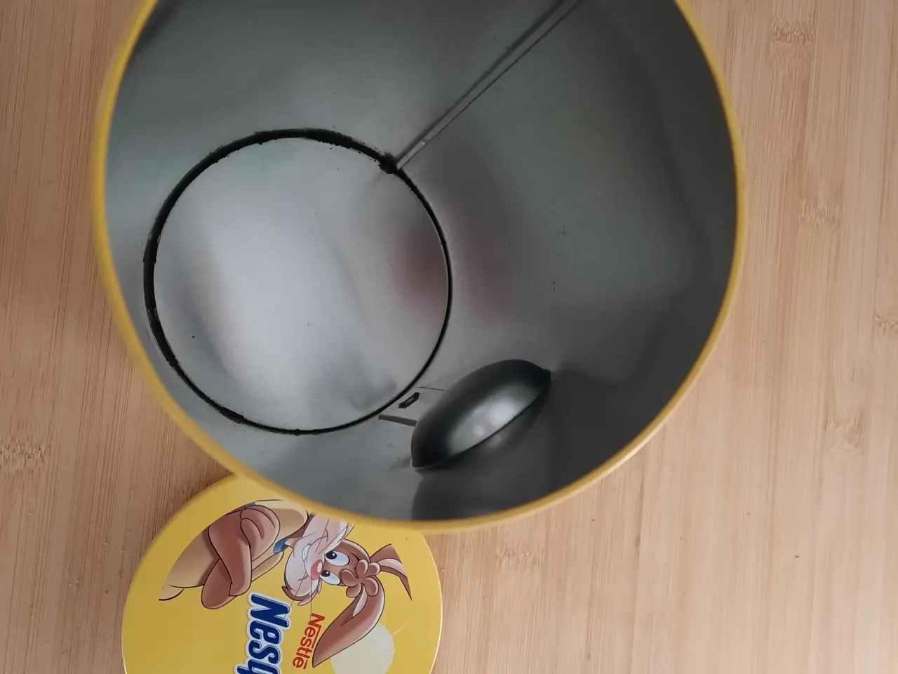 Billede 4 - Gul blikdåse fra Nestlé med sjovt motiv