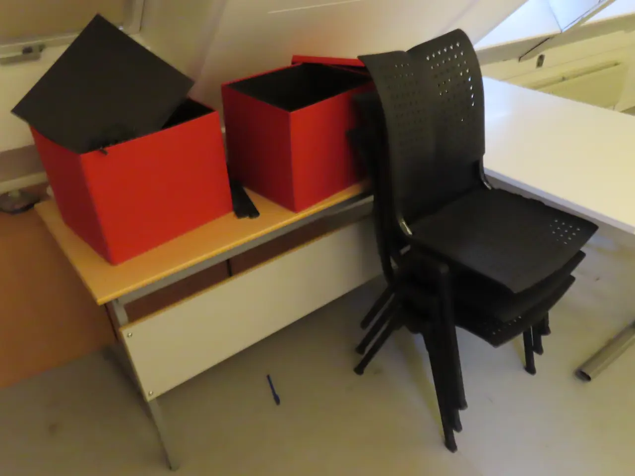 Billede 4 - Indhold i rum af diverse borde, stole & seng mv.