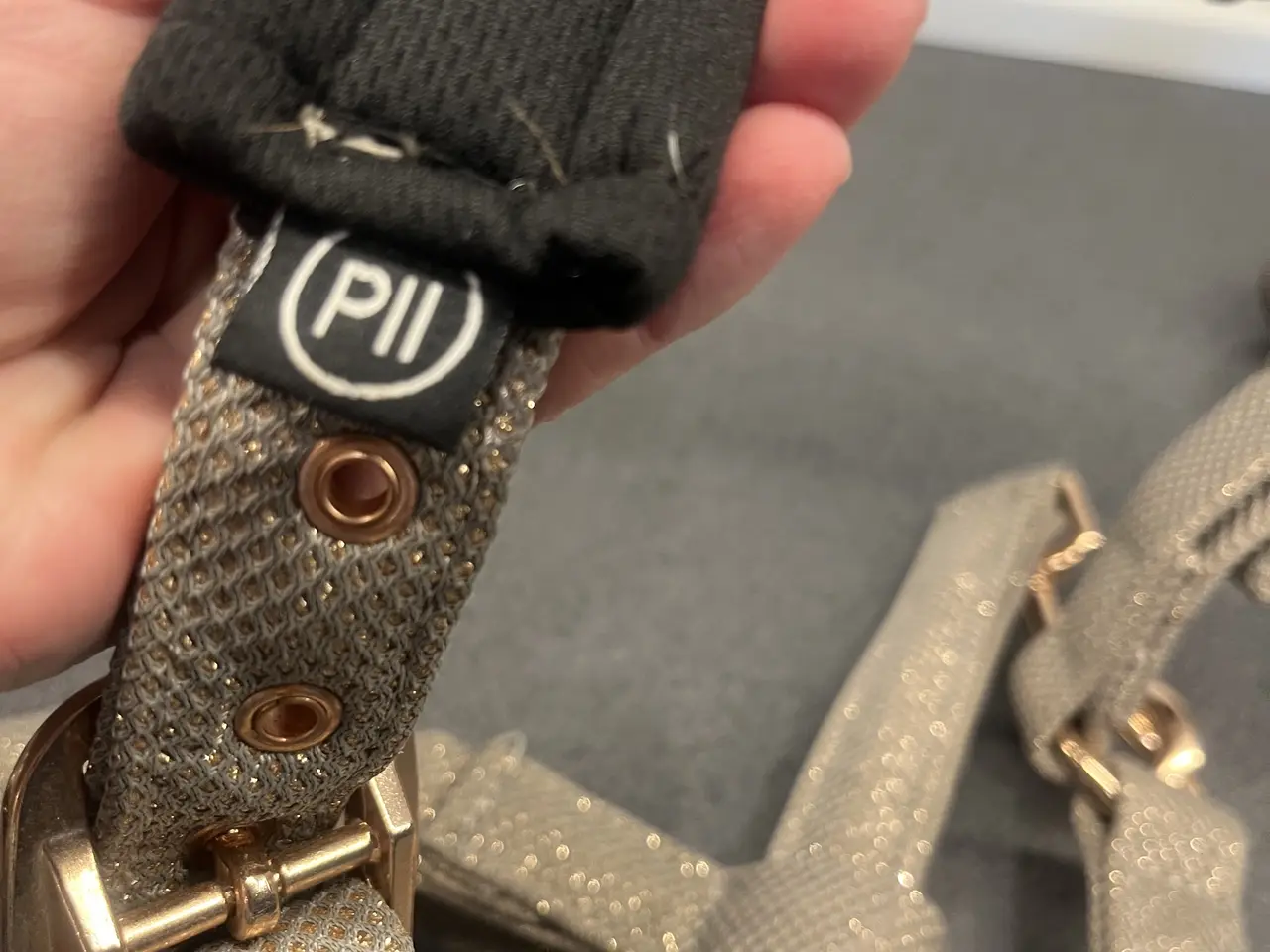 Billede 11 - To Eskadron grimer i beige – én med glitterdetalje