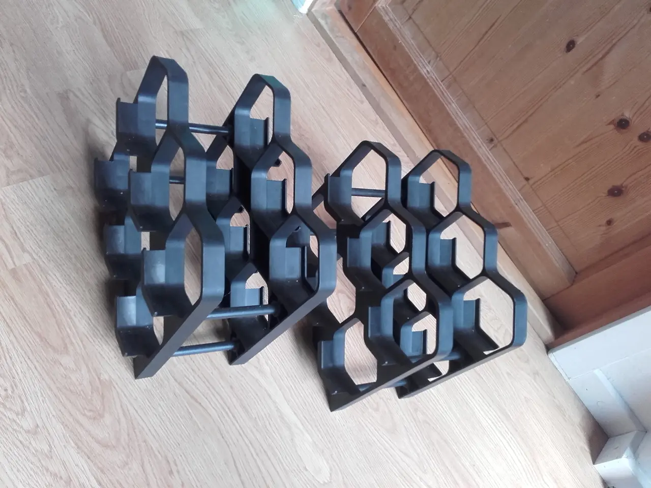 Billede 2 - Modulære vinreoler i sort plast (bikube-model)