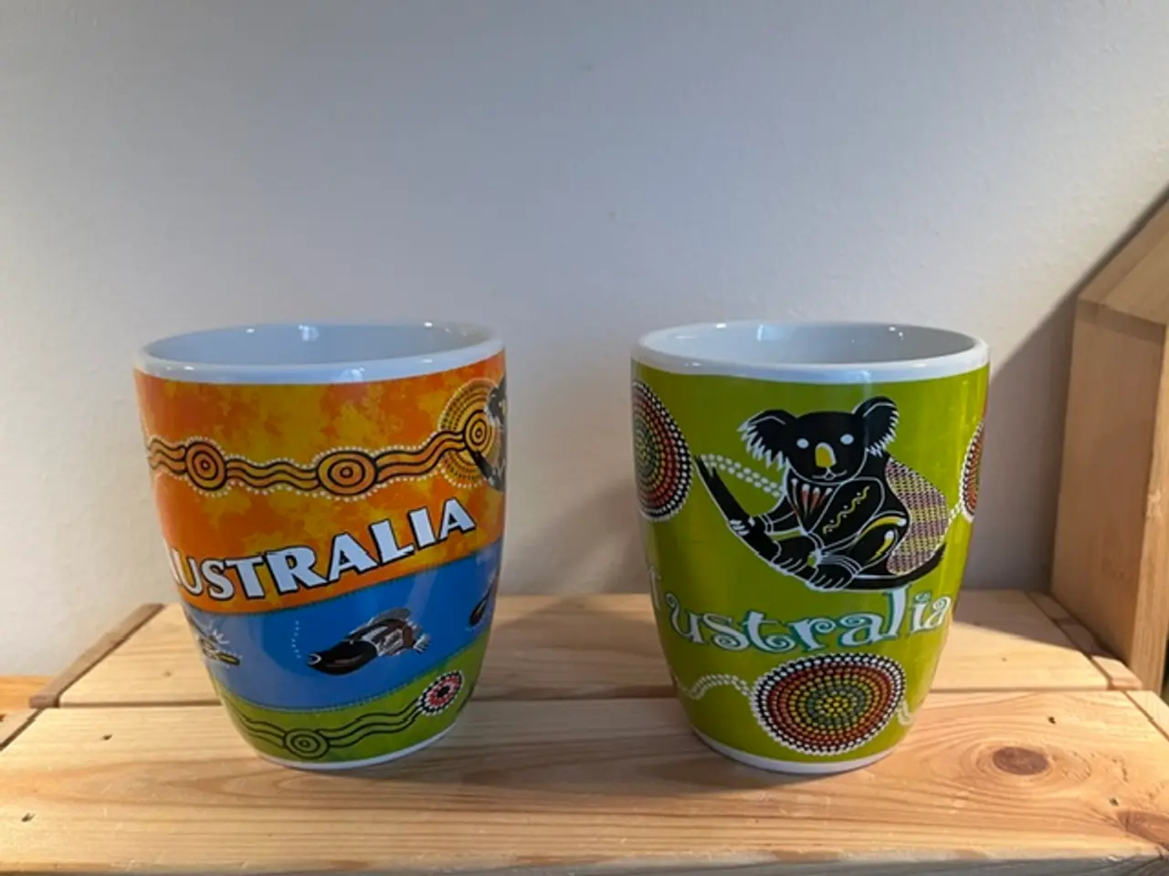 Billede 4 - 2 australske krus med aboriginermotiver og koala