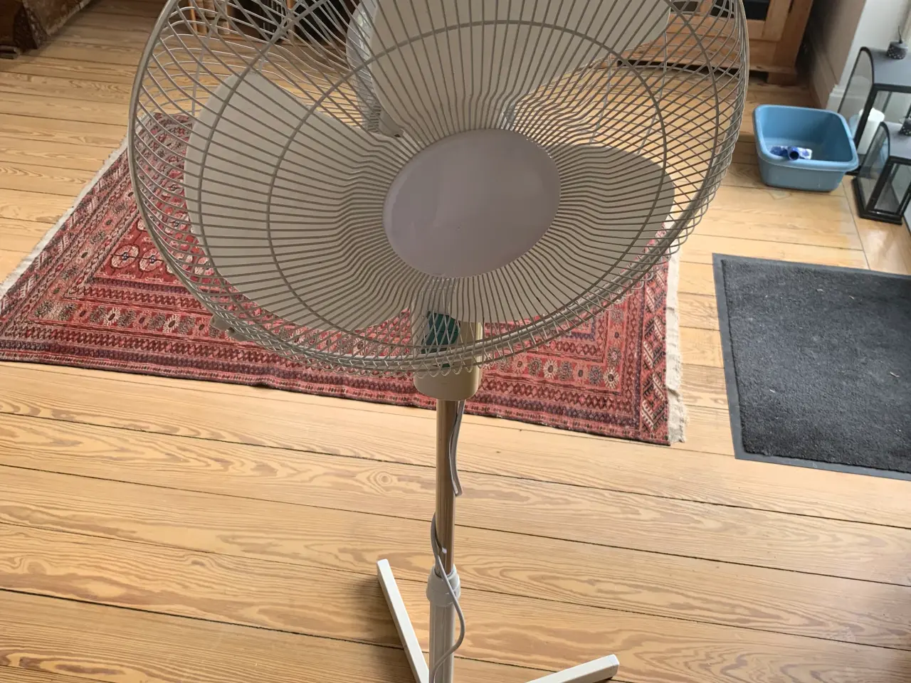 Billede 2 - Støjsvag hvid gulvventilator på fod.