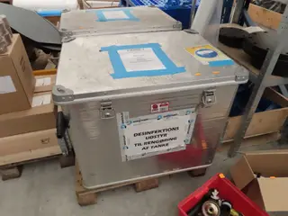 Alu kasse med indhold