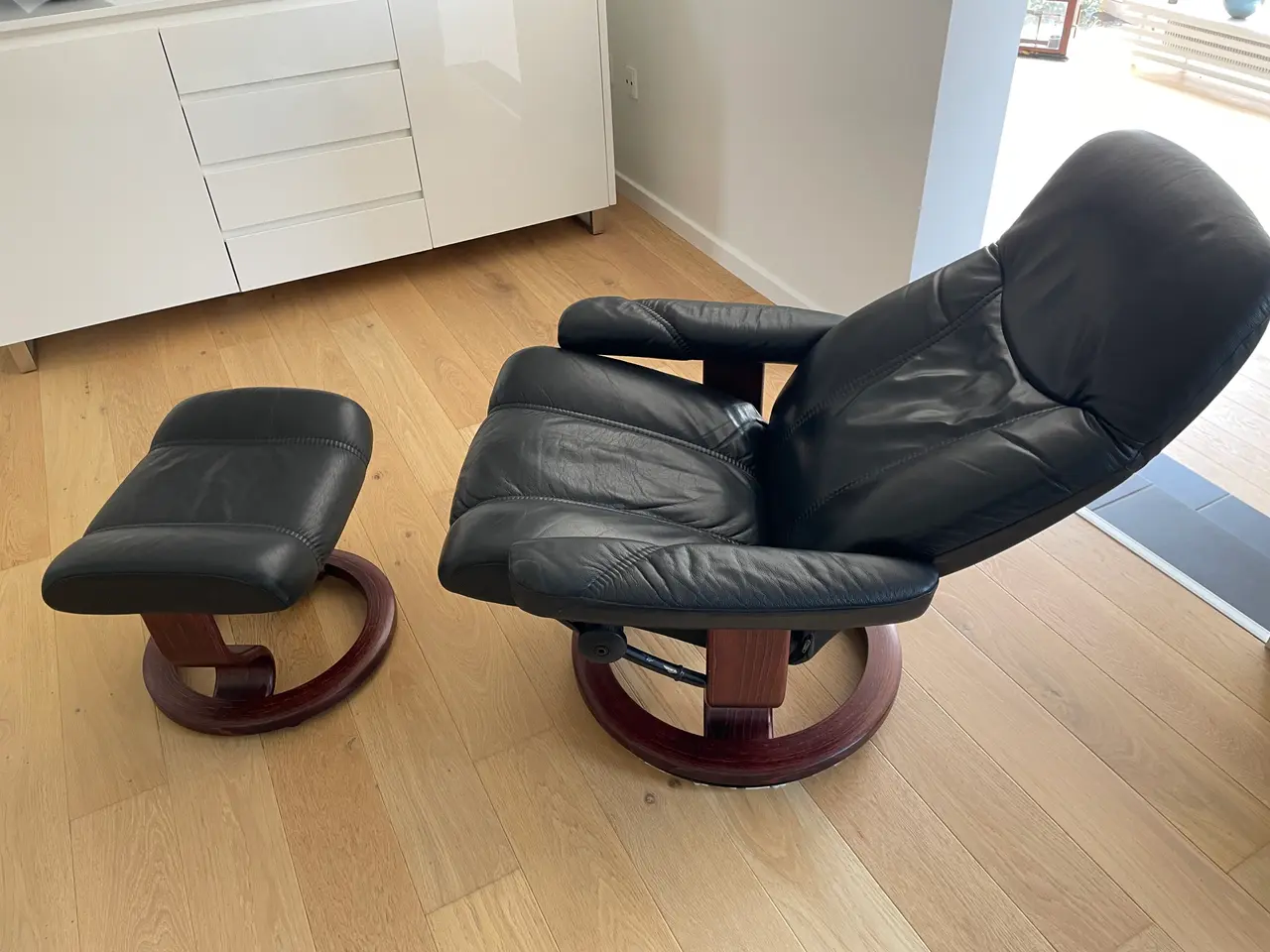Billede 7 - Stressless Ekornes i blødt sort læder med skammel
