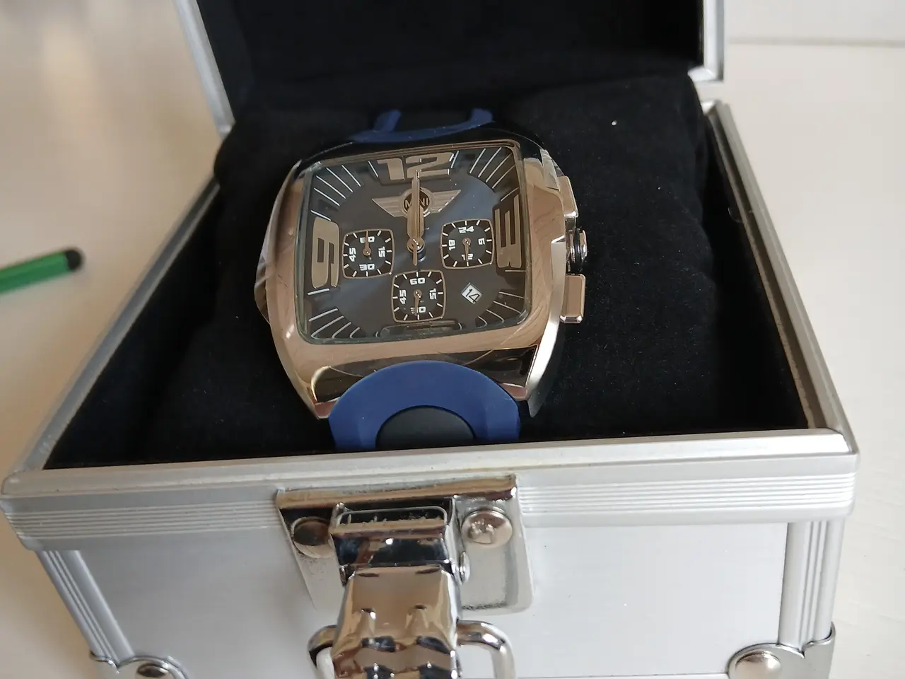 Billede 4 - Mini armbånds ur i original metal boks