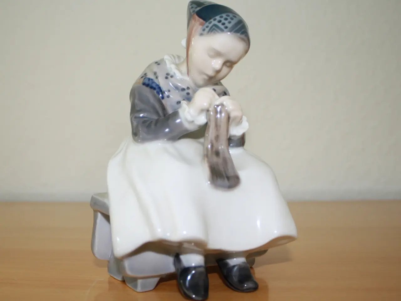 Billede 1 - Amagerpige, figur fra Royal Copenhagen