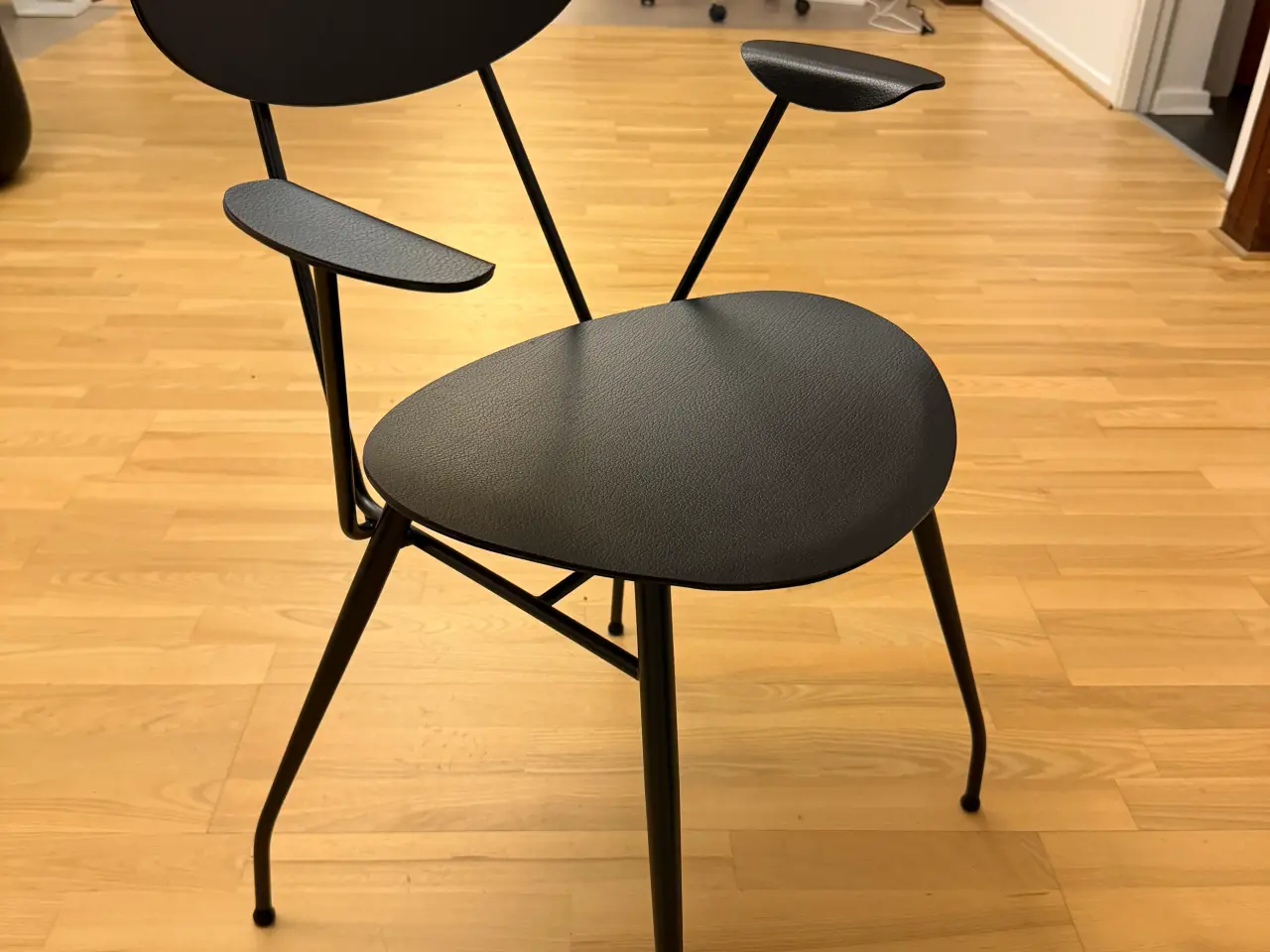 Billede 3 - Spisebord med 3 stole (dansk design og produktion)