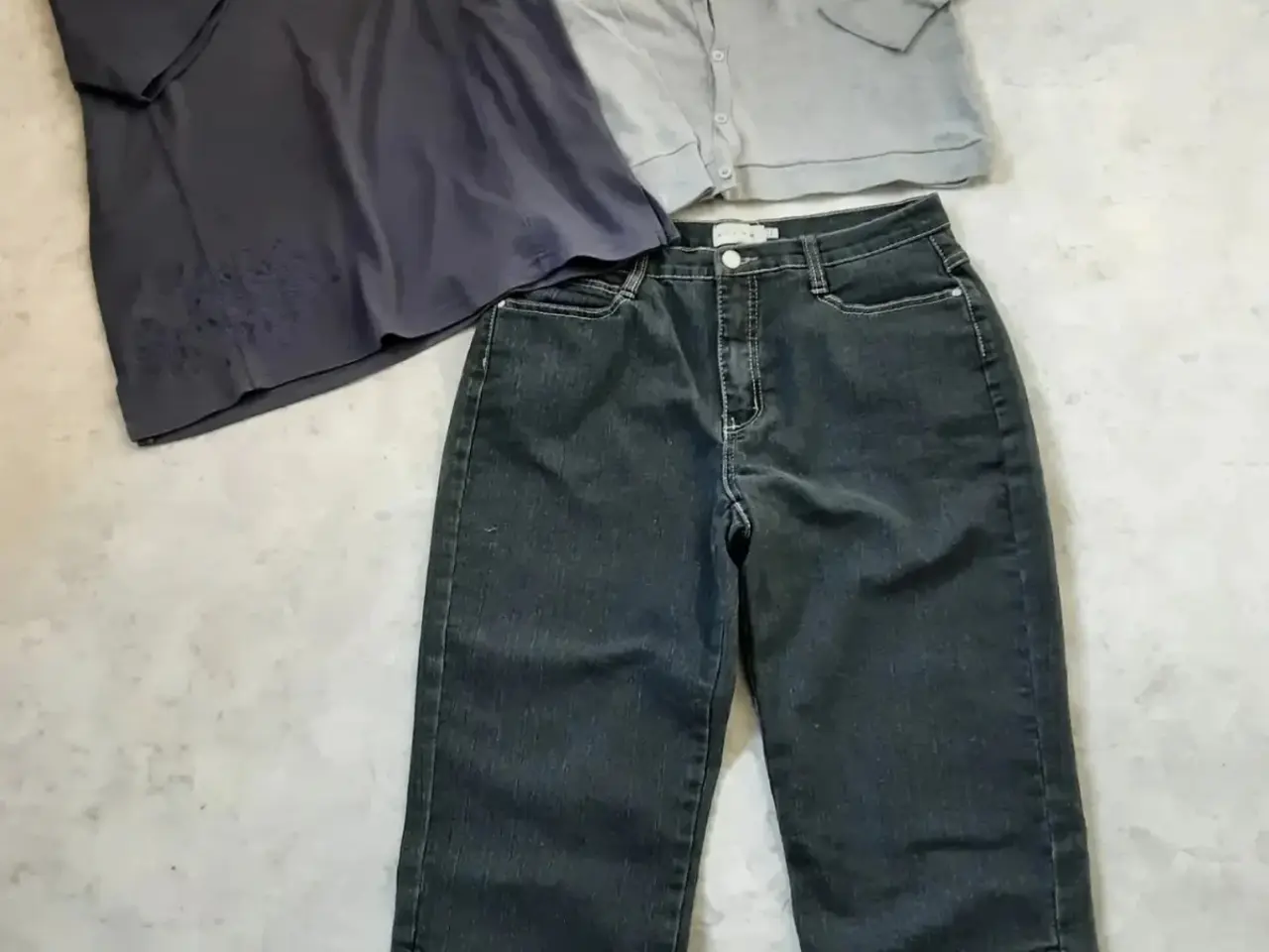 Billede 1 - Bukser/t-shirt/cardigan sæt. Str. 38.- 40.