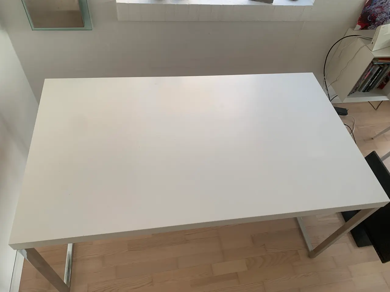 Billede 4 - Hvidt skrivebord med stålben