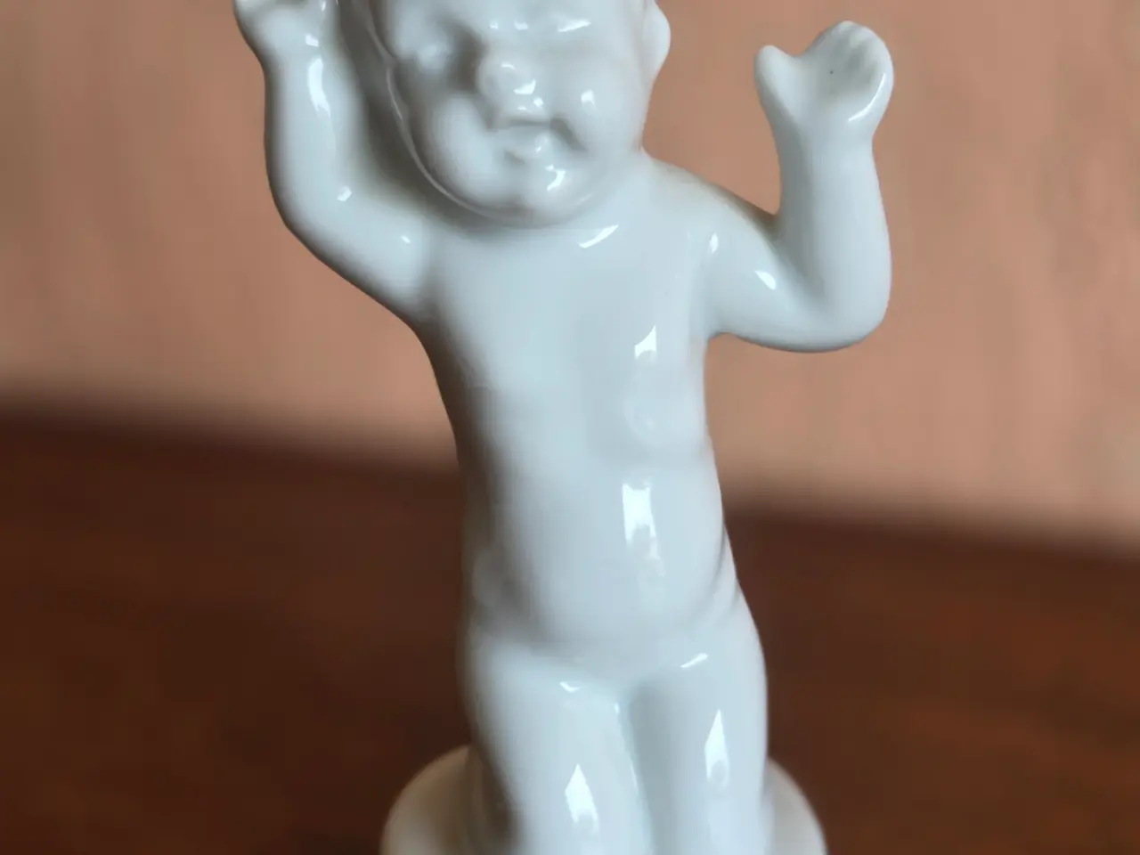 Billede 1 - Hvid porcelænsfigur – Børnefigur løftede arme 13cm