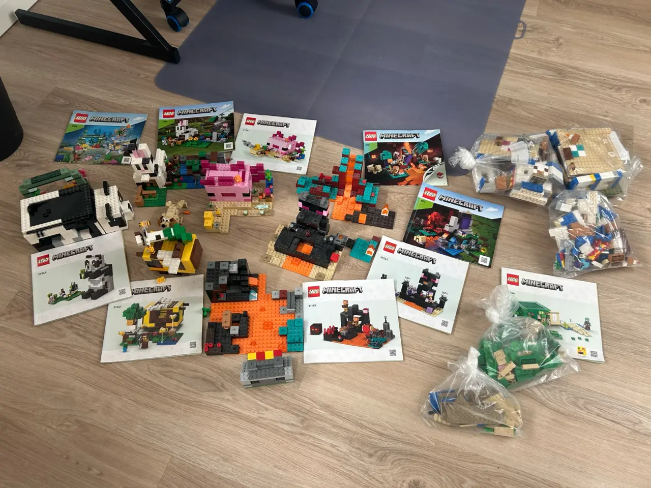 Billede 1 - Lego i kasser, det meste er farvesorteret