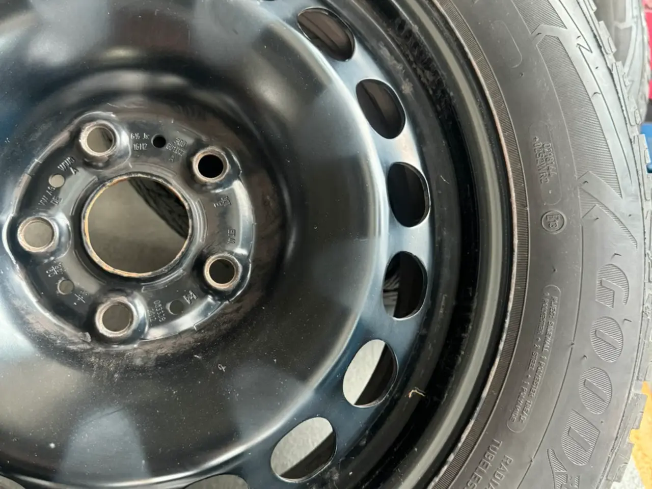 Billede 4 - Helårs dæk 215/60/R16 Good Year Siddet på Vw Passa