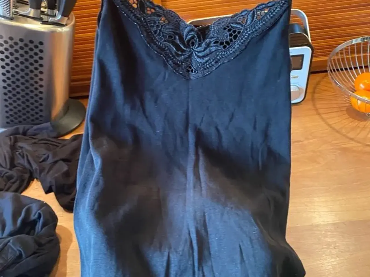 Billede 1 - Smuk sort bluse med blonder str S