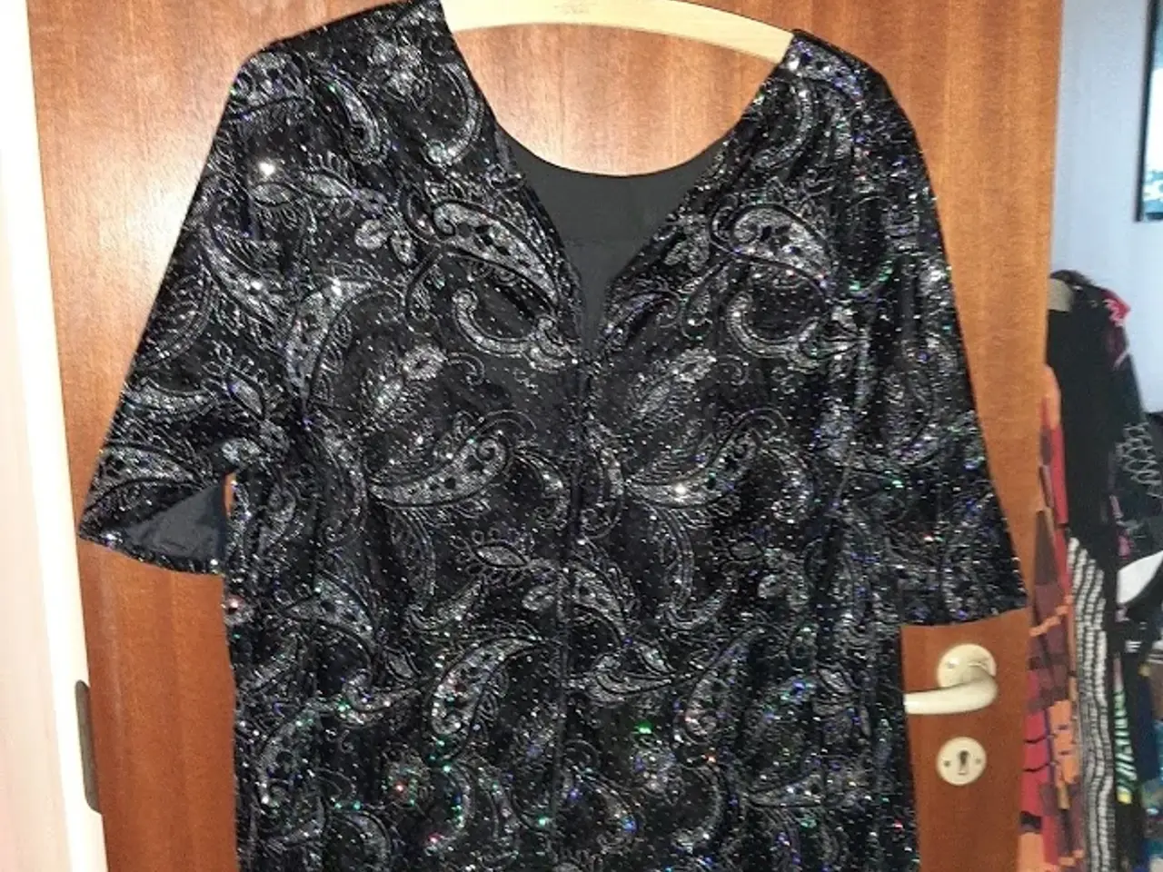 Billede 3 - kjole. med skønt paisley.mønster/Str.50 Glitter