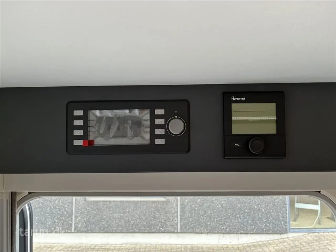 Billede 10 - 2026 - Adria Adora 522 UP Dobbeltsengsvogn, rundsiddegruppe, el-gulv-varme, stort 142L KOMPRESSOR køleskab, TV-holder, stabilisator, Adria Smartbox, glasfibertag