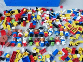 Solgt Lego fabuland figurer inkl. Lego kuffert mm.