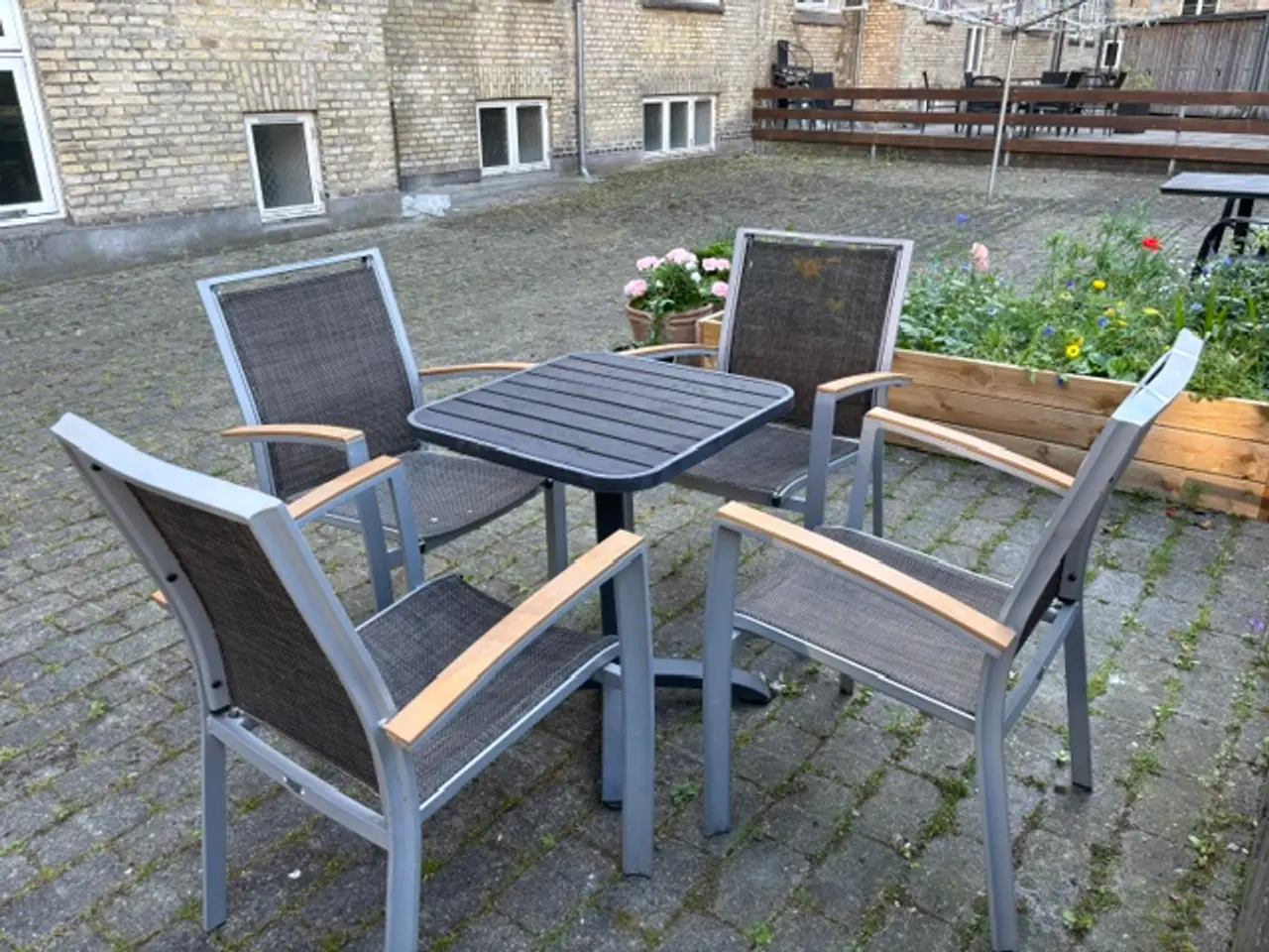 Billede 1 - Havemøbelsæt med 4 stole og et bord