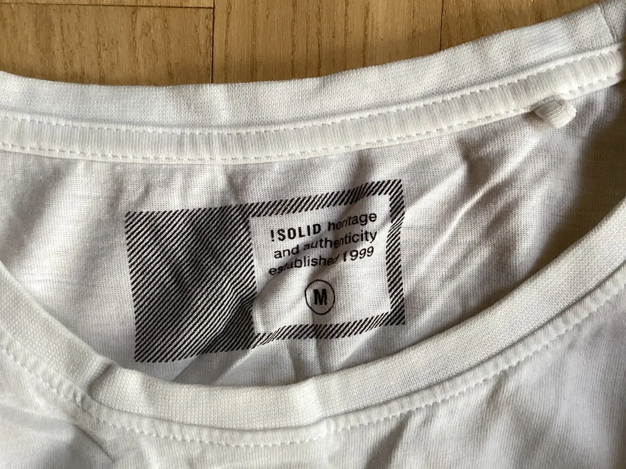 Billede 3 - Hvid t-shirt med print foran