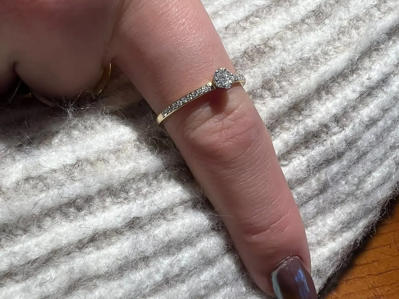 Billede 2 - Smuk feminin guld ring med diamanter