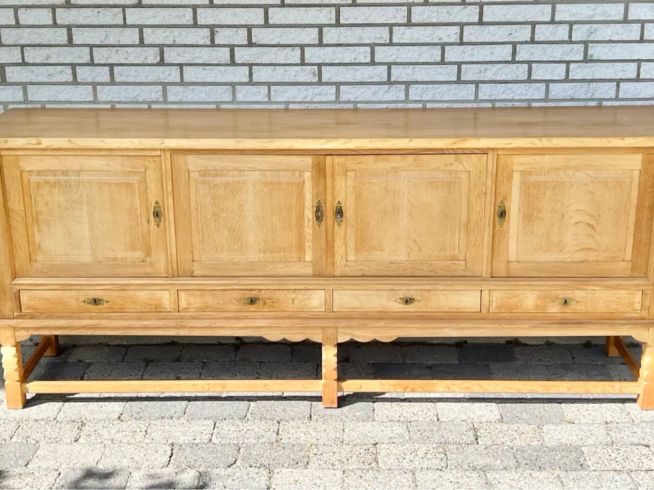 Billede 1 - Lav skænk i eg – designklassiker af H. Kjærnulf