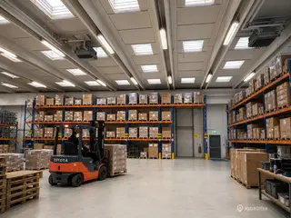 813 m² højloftet lagerhal på indhegnet grund