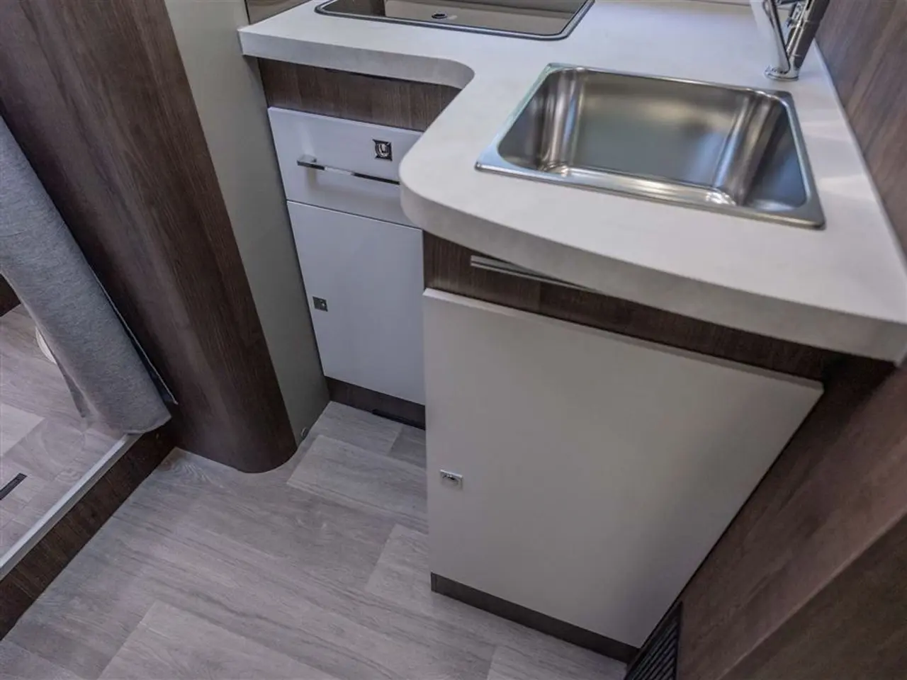 Billede 33 - 2027 - Benimar Tessoro T463 UP Automat gear - Dieselfyr - 12V kompressor køl - 200W solcelle