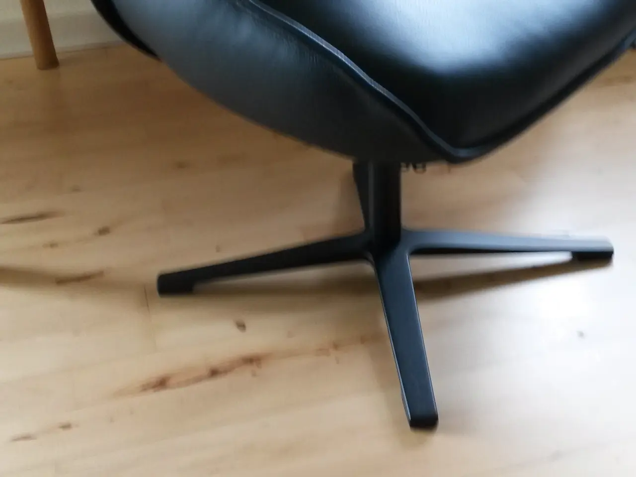 Billede 1 - helt ny sort læder skammel på sort fod
