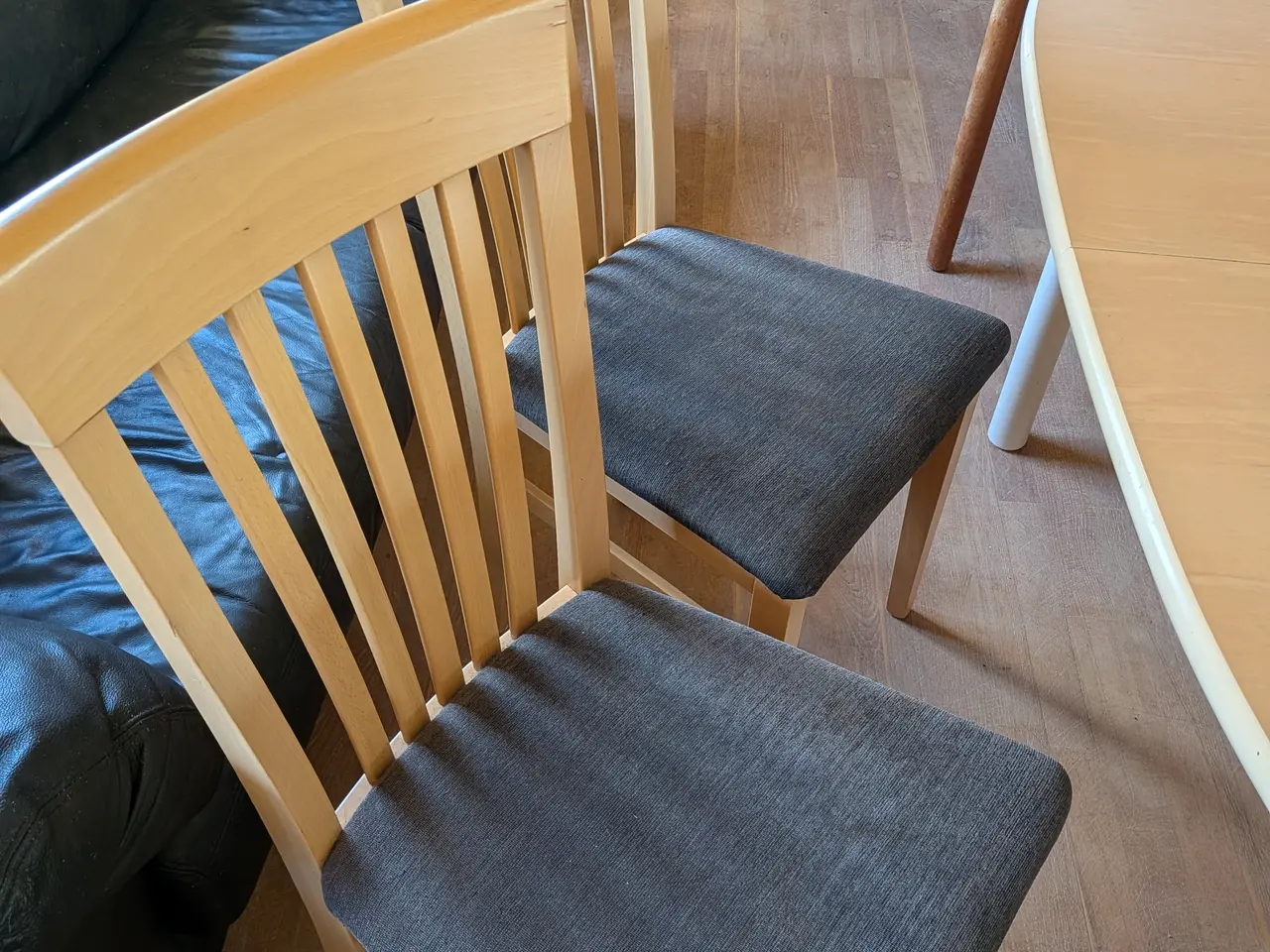 Billede 3 - Spisebord med 4 stole