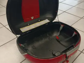 Givi Maxia topboks, med ryglæn.