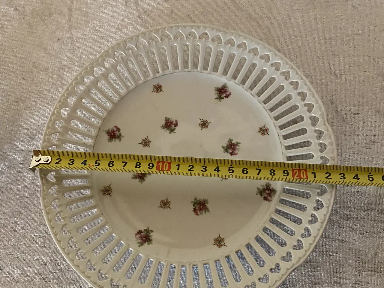 Billede 3 - Porcelænstallerken med gennembrudt kant og blomste