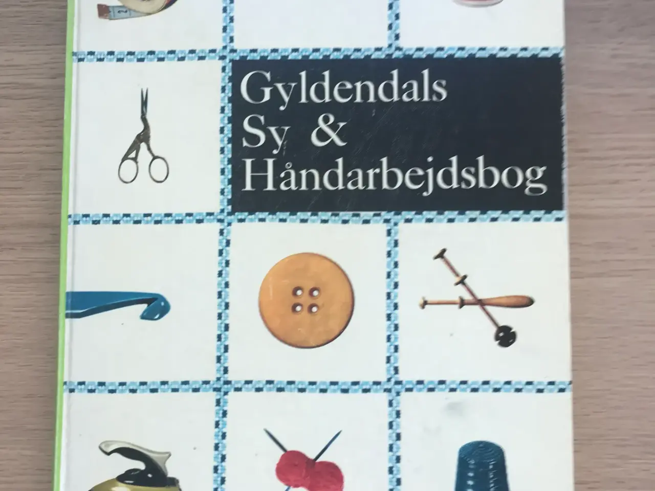 Billede 1 - Gyldendals Sy & Håndarbejdsbog