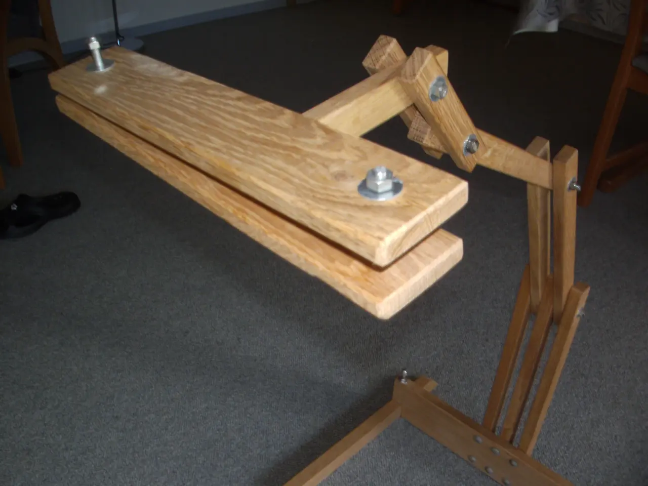 Billede 3 - BRODERI STATIV i egetræ.