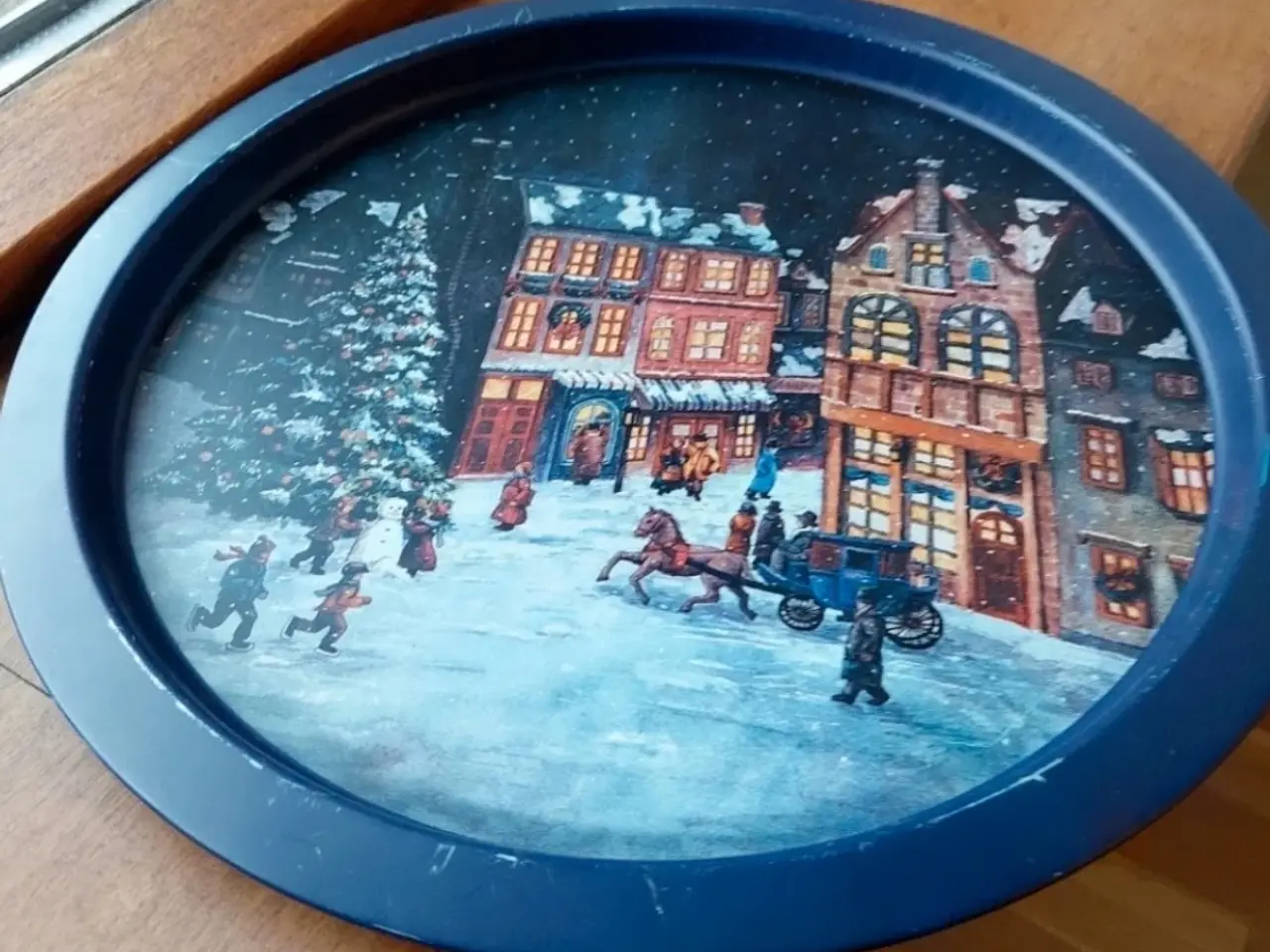 Billede 1 - Rund julebakke i blik med nostalgisk motiv af sned