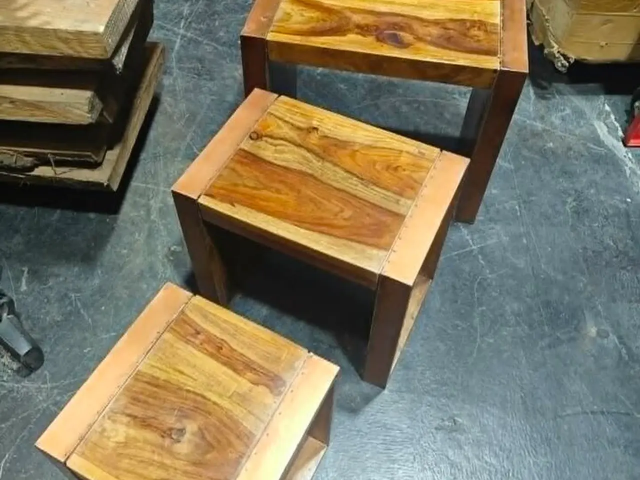 Billede 2 - Sheeshamtræ 3 i 1 sidebord 3 I 1 BORDE. Største bord måler 56 x 30. Højde 45 cm.