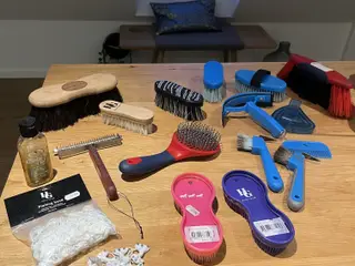 Pakke med strigler og plejeudstyr