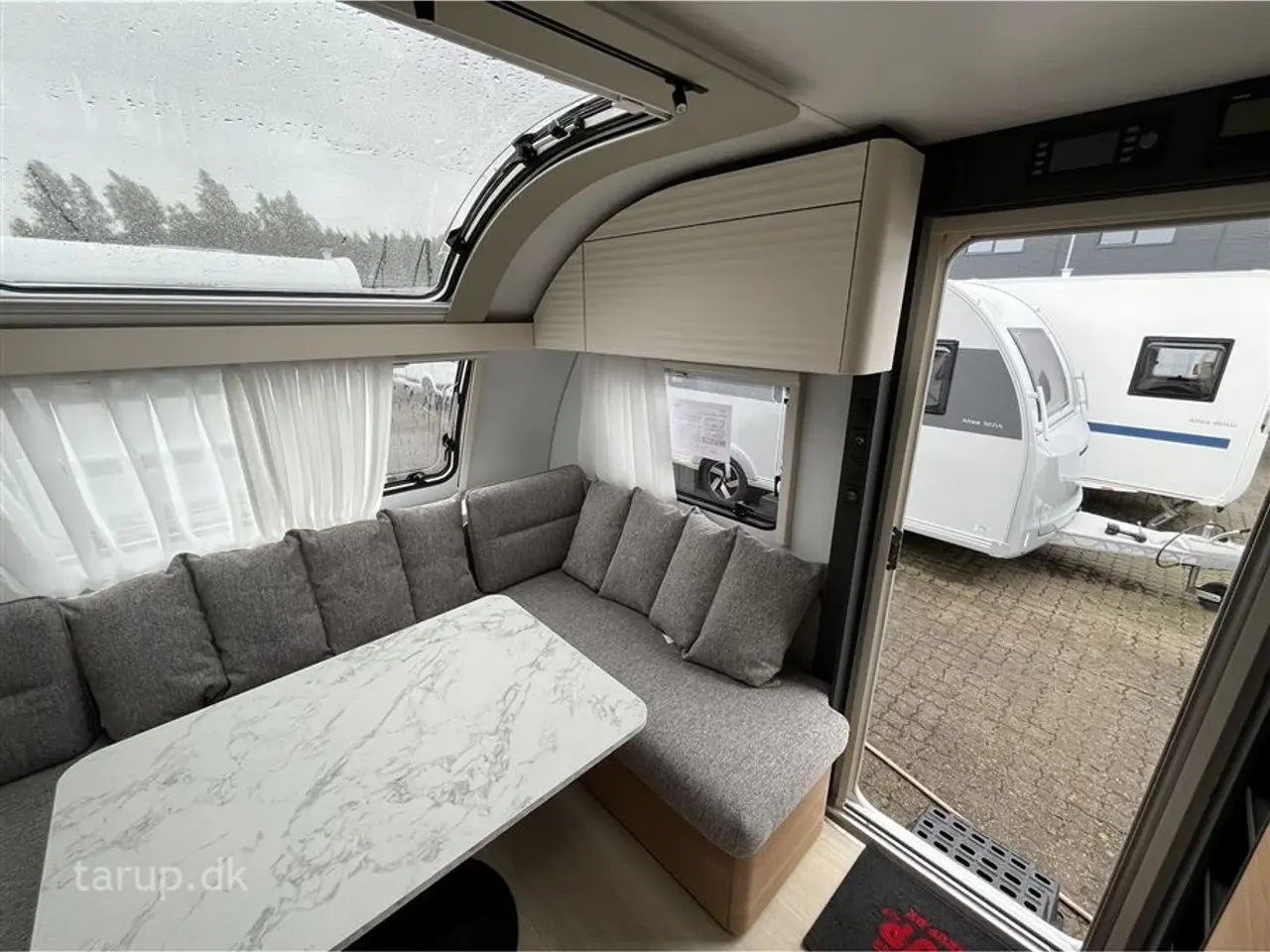 Billede 10 - 2026 - Adria Adora 613 UT Fritstående dobbeltseng (Queens Bed), endebade-værelse, el-gulv-varme, panorama-vindue, Truma blæservarme, stort køleskab