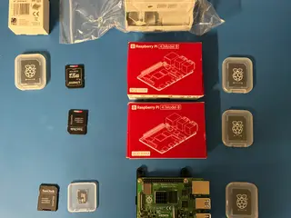 Parti m. 2 stk. Raspberry Pi 4 B (8GB) inkl. SD-kort & tilbehør