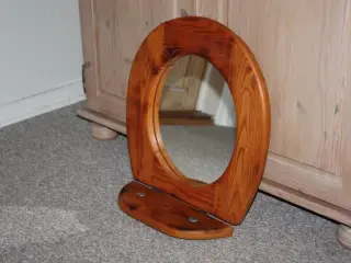 Sjovt spejl som gammelt toiletbræt