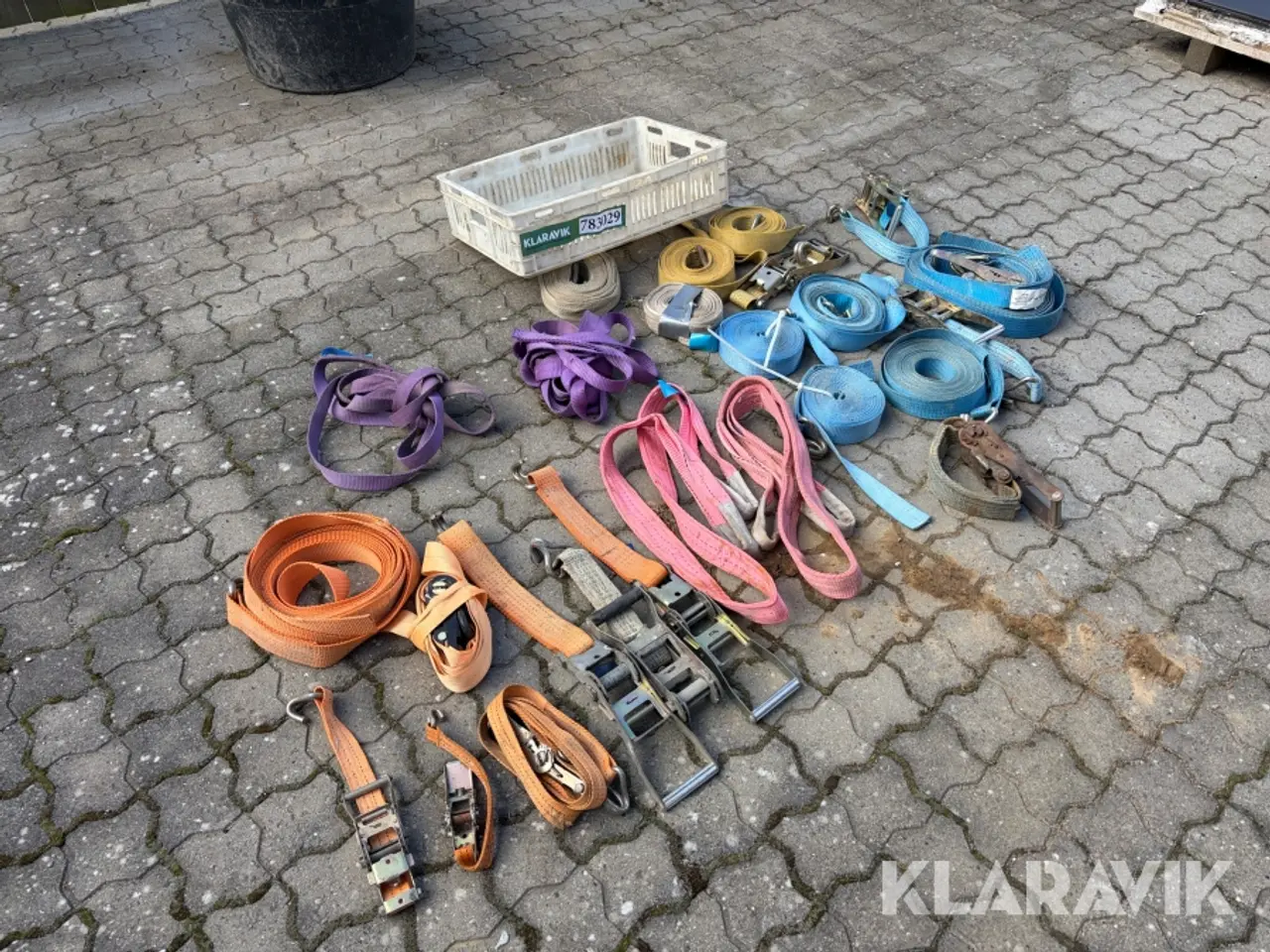 Billede 1 - Med skralder, kroge og plastkasse