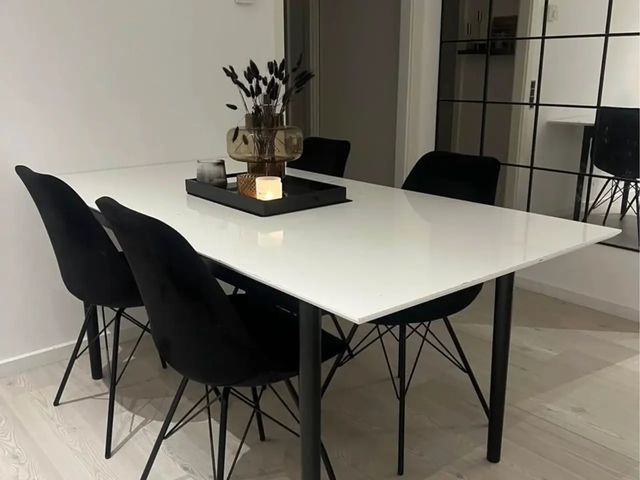 Billede 1 - Spisebord med 4 stole