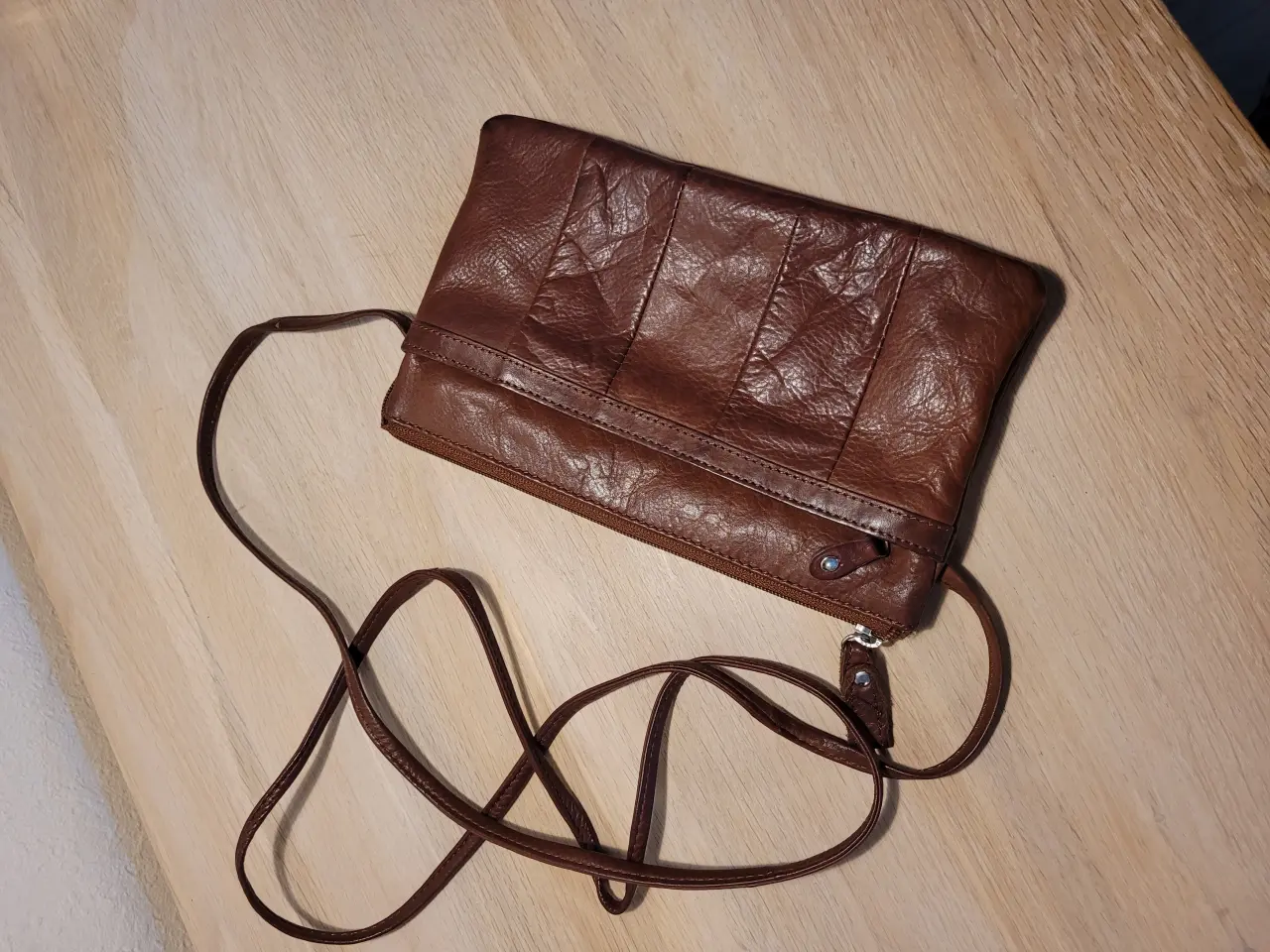 Billede 1 - Lækker blød brun læder Clutch med skulder rem