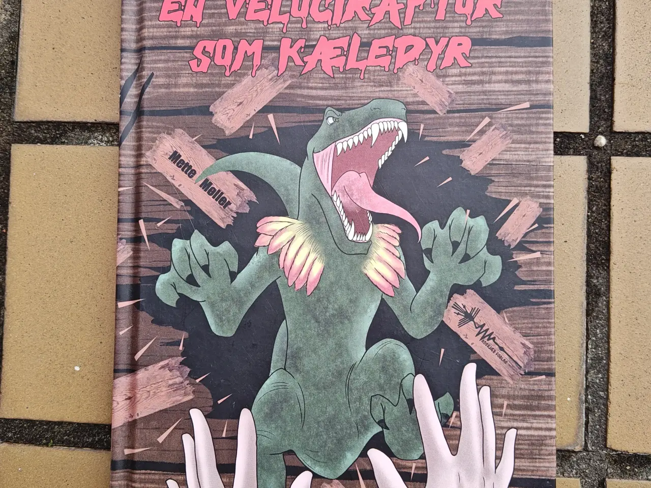 Billede 1 - At (over)leve en Velociraptor som kæledyr Bog